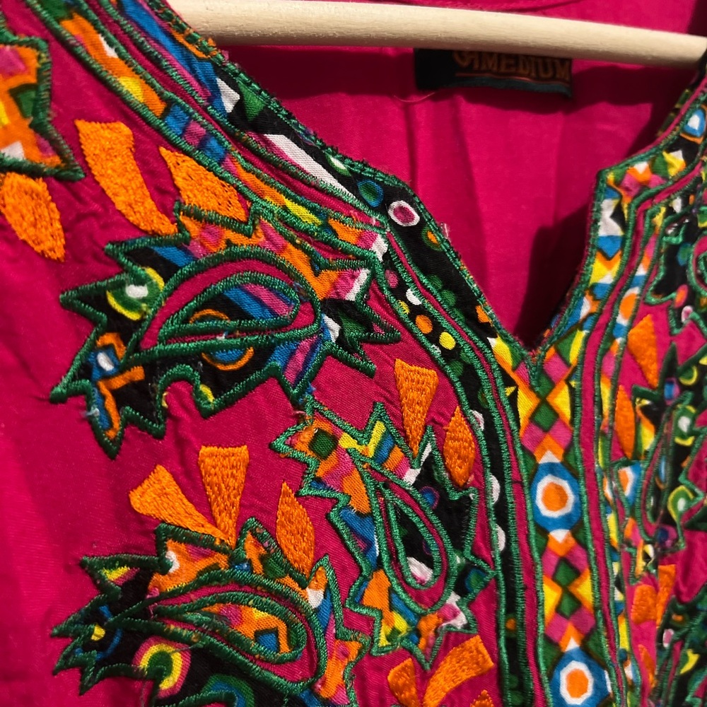 Red Embroidered Long Top Boho Western Vibrant Southwestern Santa Fe Slit Sides - Picture 3 of 10